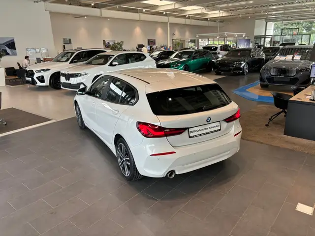 BMW 1 Series view 8