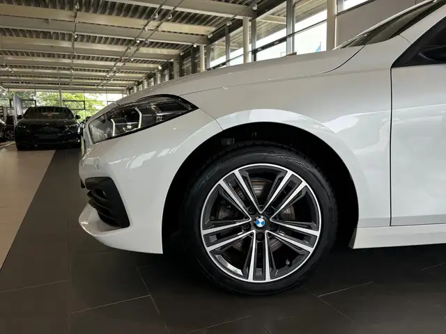 BMW 1 Series view 4