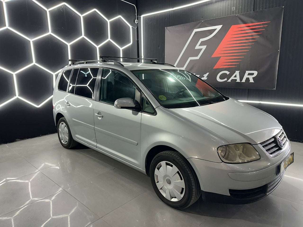 Volkswagen Touran 1.6 FSI Highline - foto 1