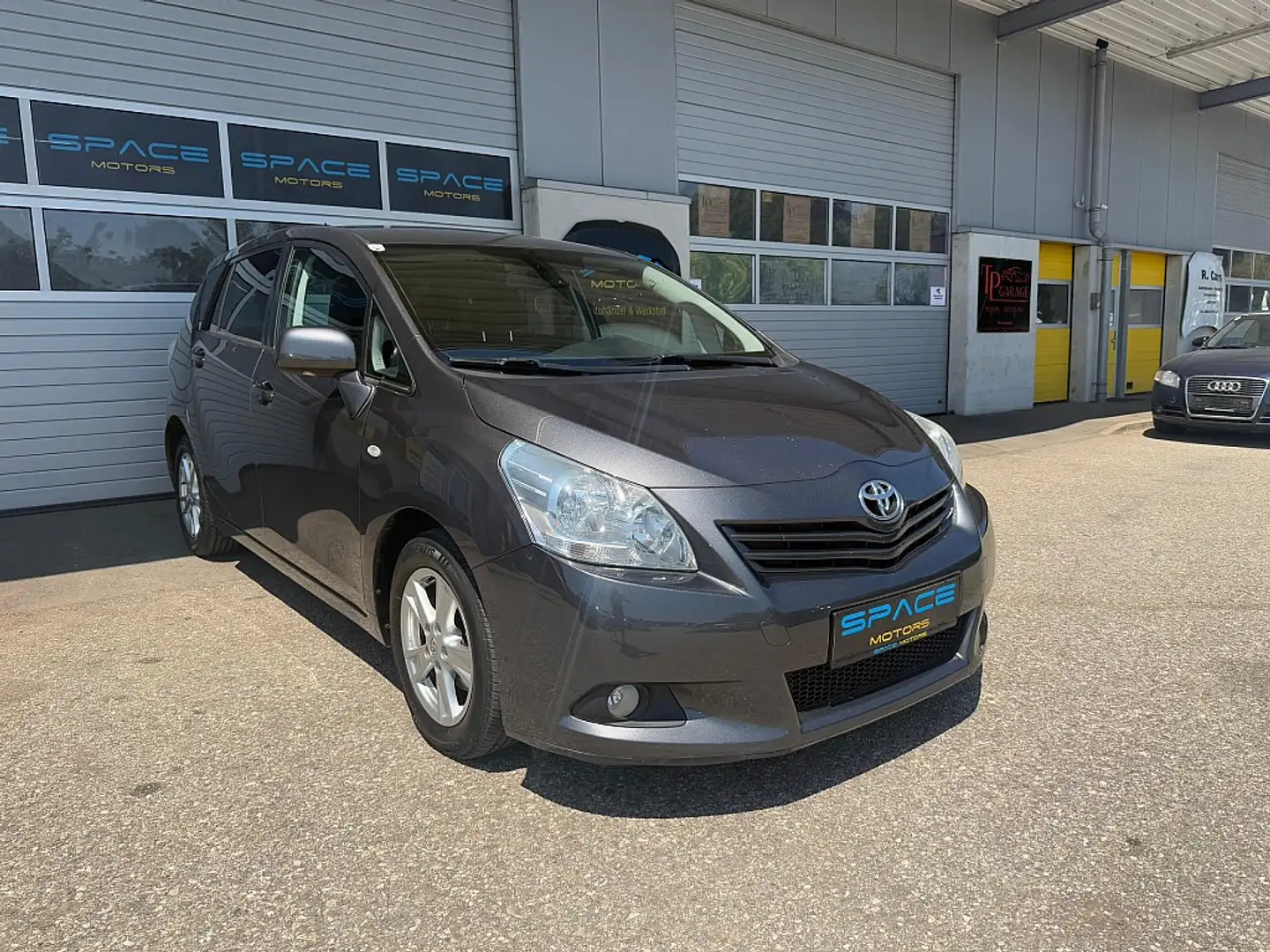 Toyota Verso 2,0 D-4D 125 Comfort DPF Grau - 1