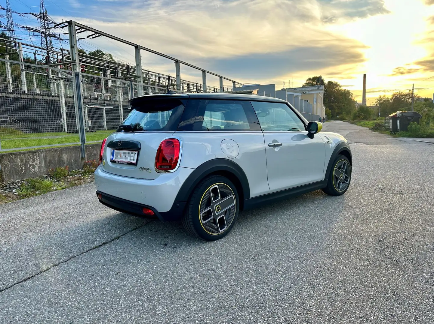 MINI Cooper SE MINI Cooper SE 28,9kWh Aut. Cooper SE Silber - 1