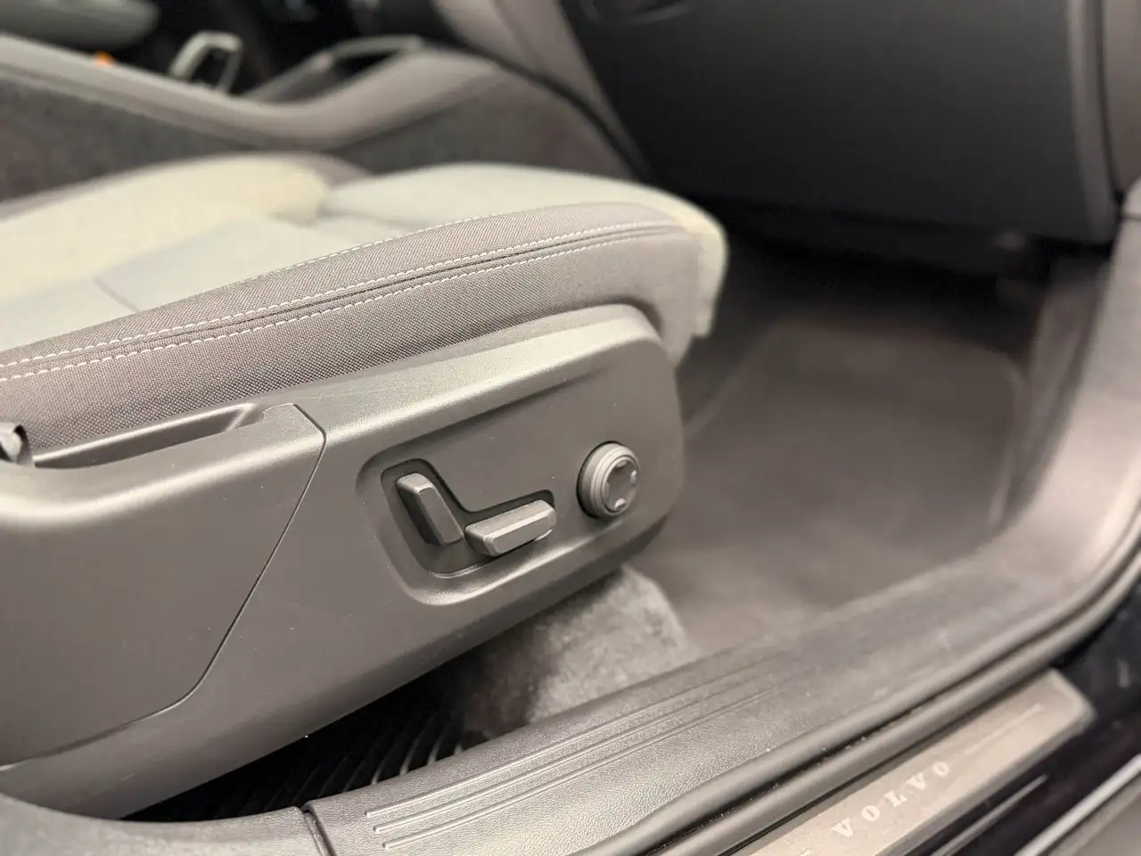 Volvo XC40 Plus Dark 2.0 Geartronic/Assist Pilot/360°, миниатюра 23