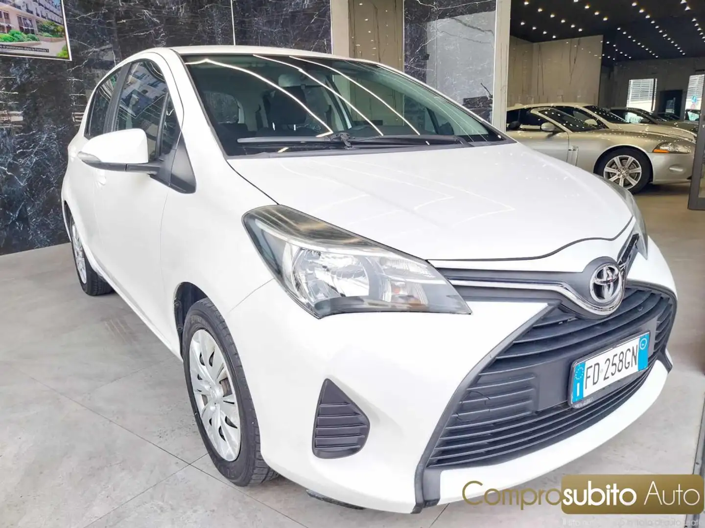 Toyota Yaris 1.0 5 porte Lounge ( Garanzia 12 Mesi) Bianco - 2