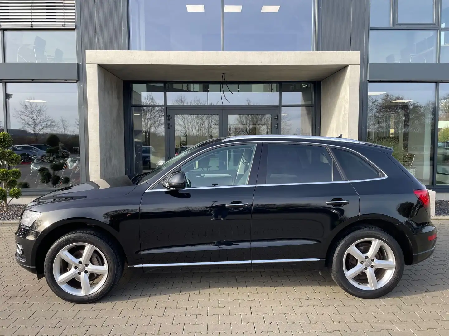 Audi Q5 2.0 TDI quattro S tronic/Pano/AHK/Navi/SHZ/Xenon Schwarz - 2