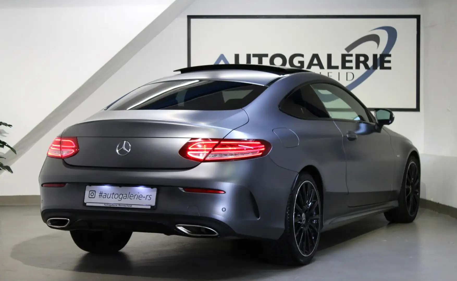 Mercedes-Benz C 200 Coupe Night Edition*MATTLACK*AMG LINE*PANO Gris - 2