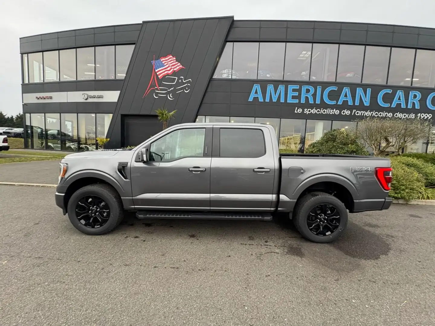 Ford F 150 Supercrew LARIAT Black Package V8 5.0L FLEXFUEL Gris - 2
