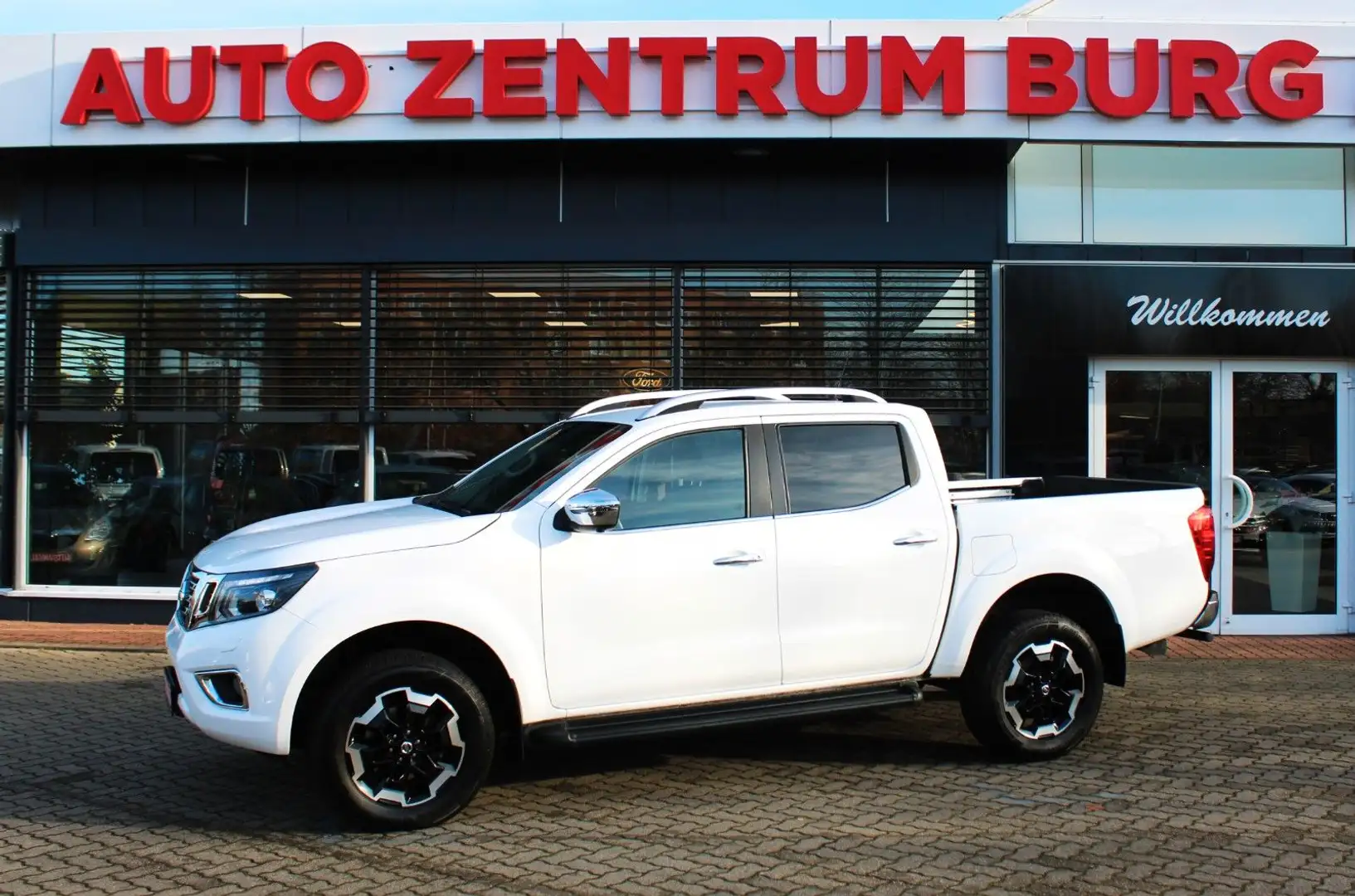 Nissan Navara NP300  Double Cab 4x4 Autom.Navi Kamera Blanc - 1