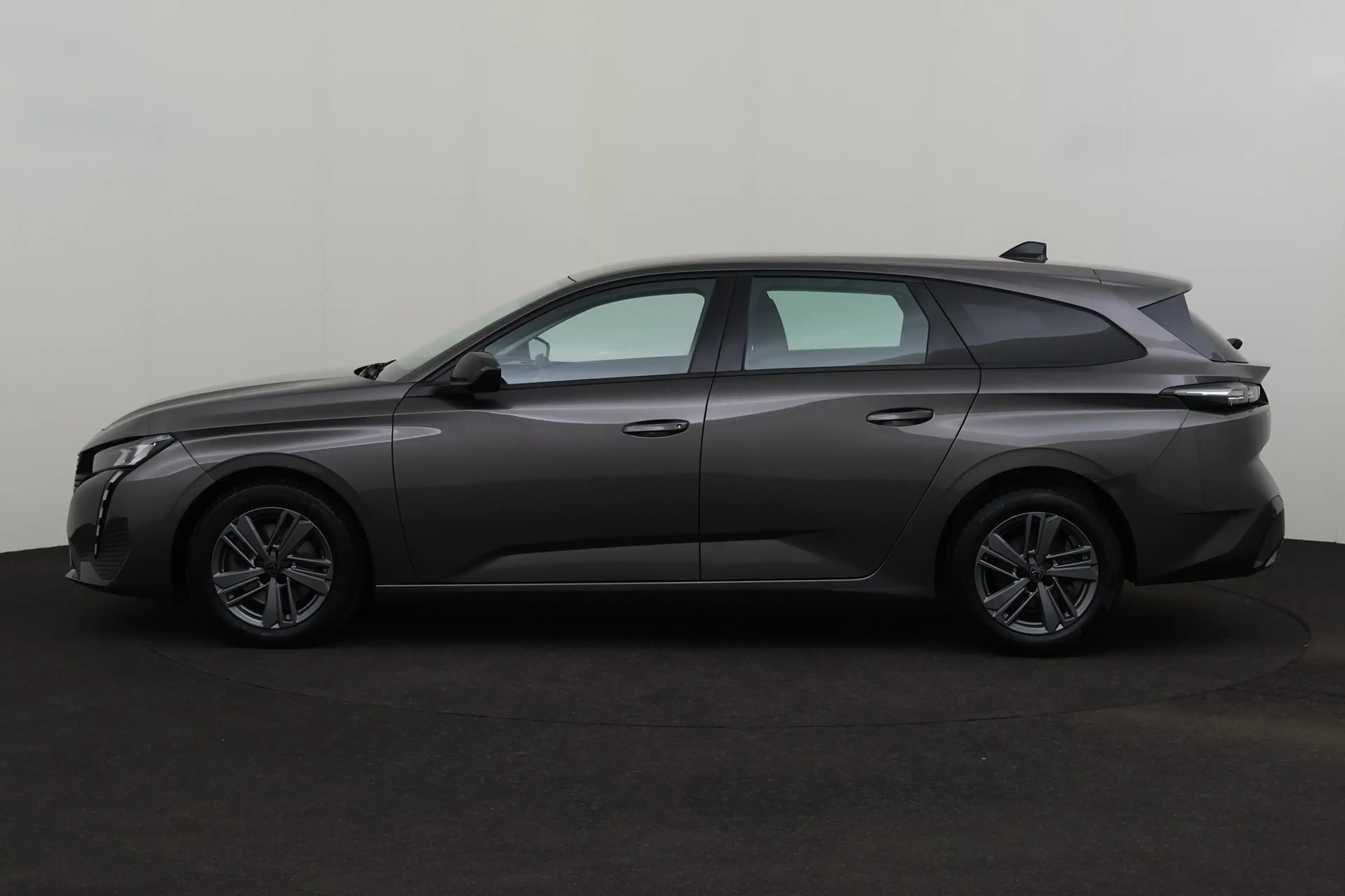 Peugeot 308 SW 1.2i  + GPS + CARPLAY + PDC + CRUISE + ALU 16 — photo 2