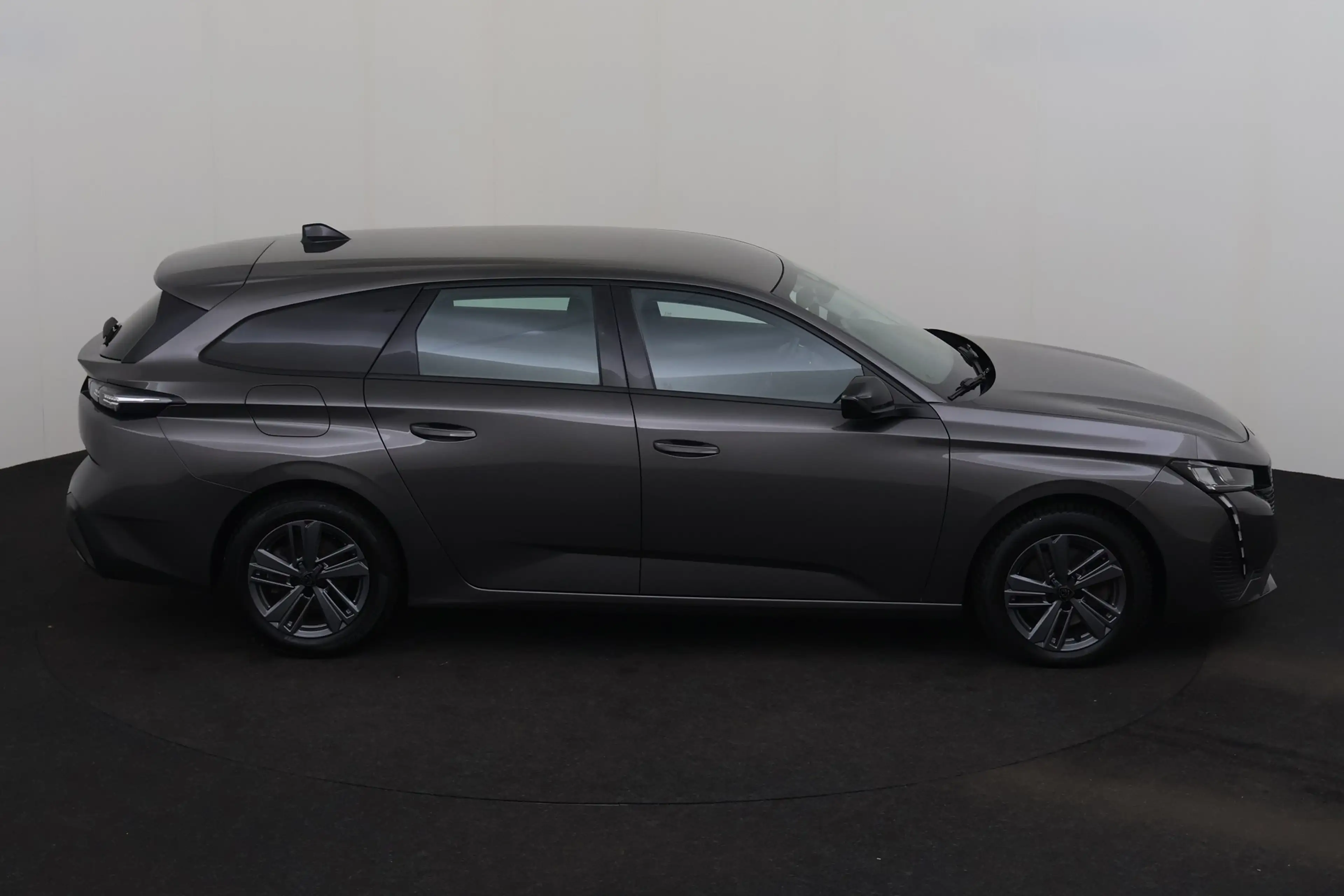 Peugeot 308 SW 1.2i  + GPS + CARPLAY + PDC + CRUISE + ALU 16 — photo 5