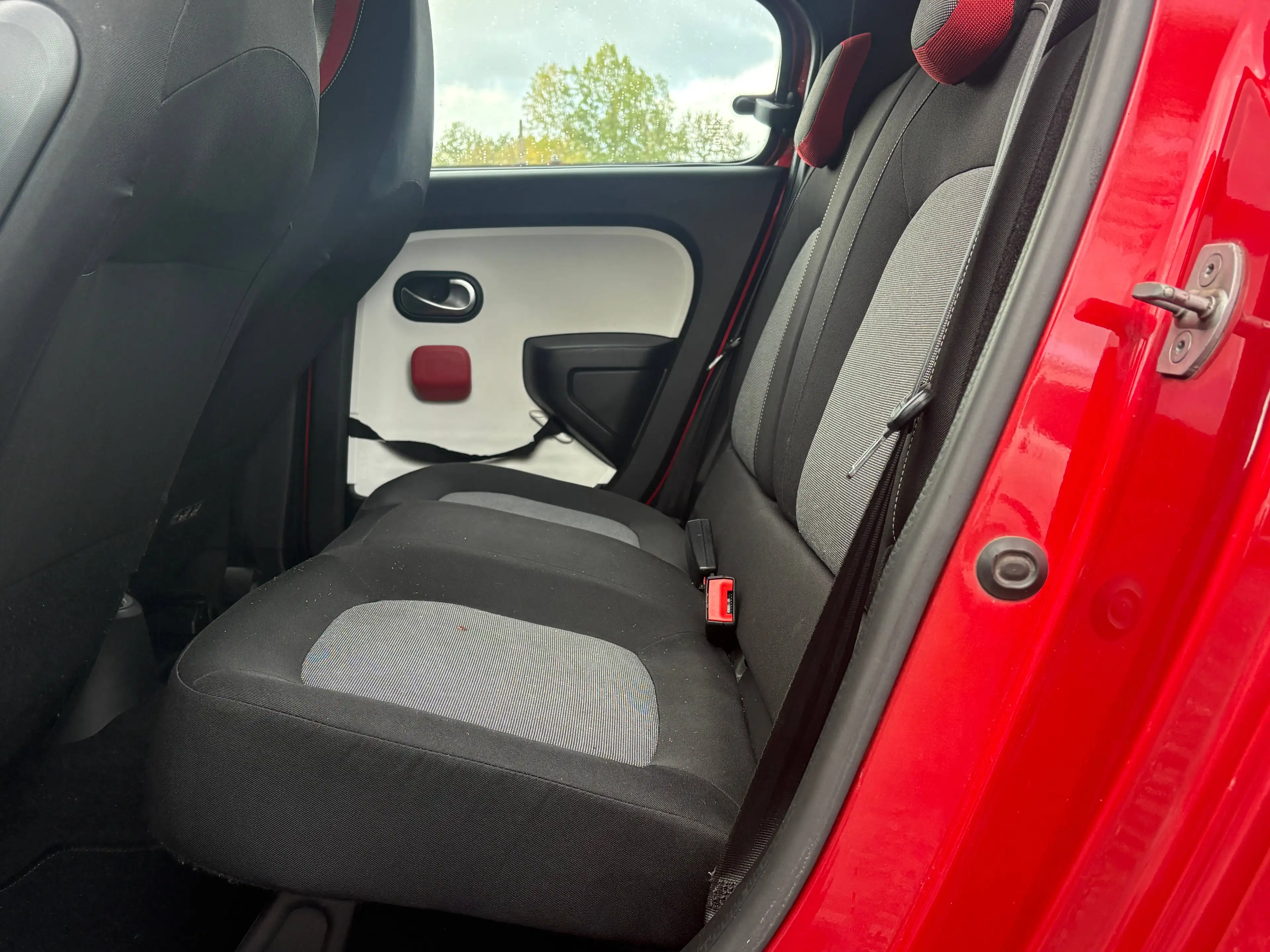 Renault Twingo Twingo 1.0i SCe La Parisienne S — photo 15