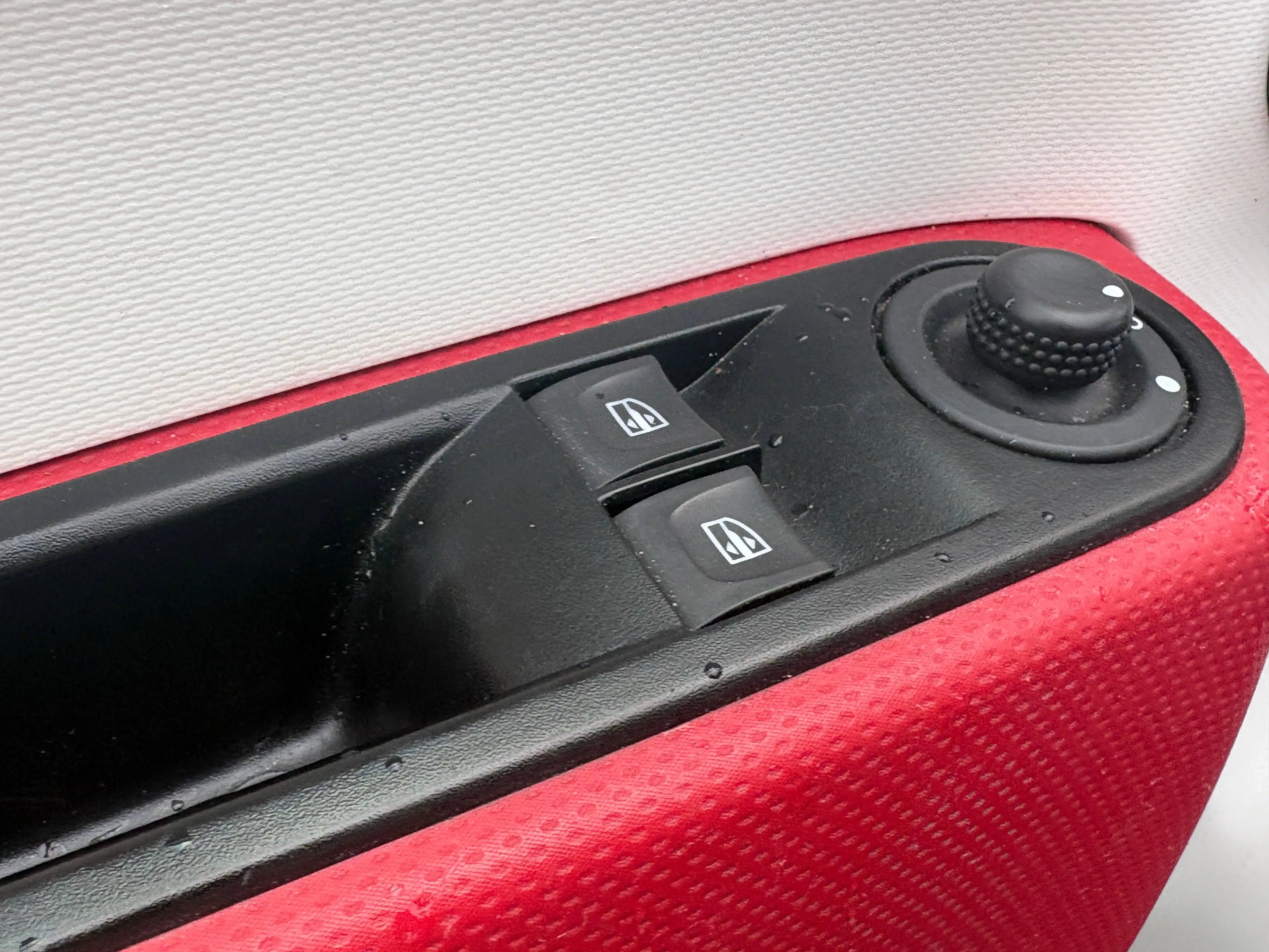 Renault Twingo Twingo 1.0i SCe La Parisienne S — photo 13