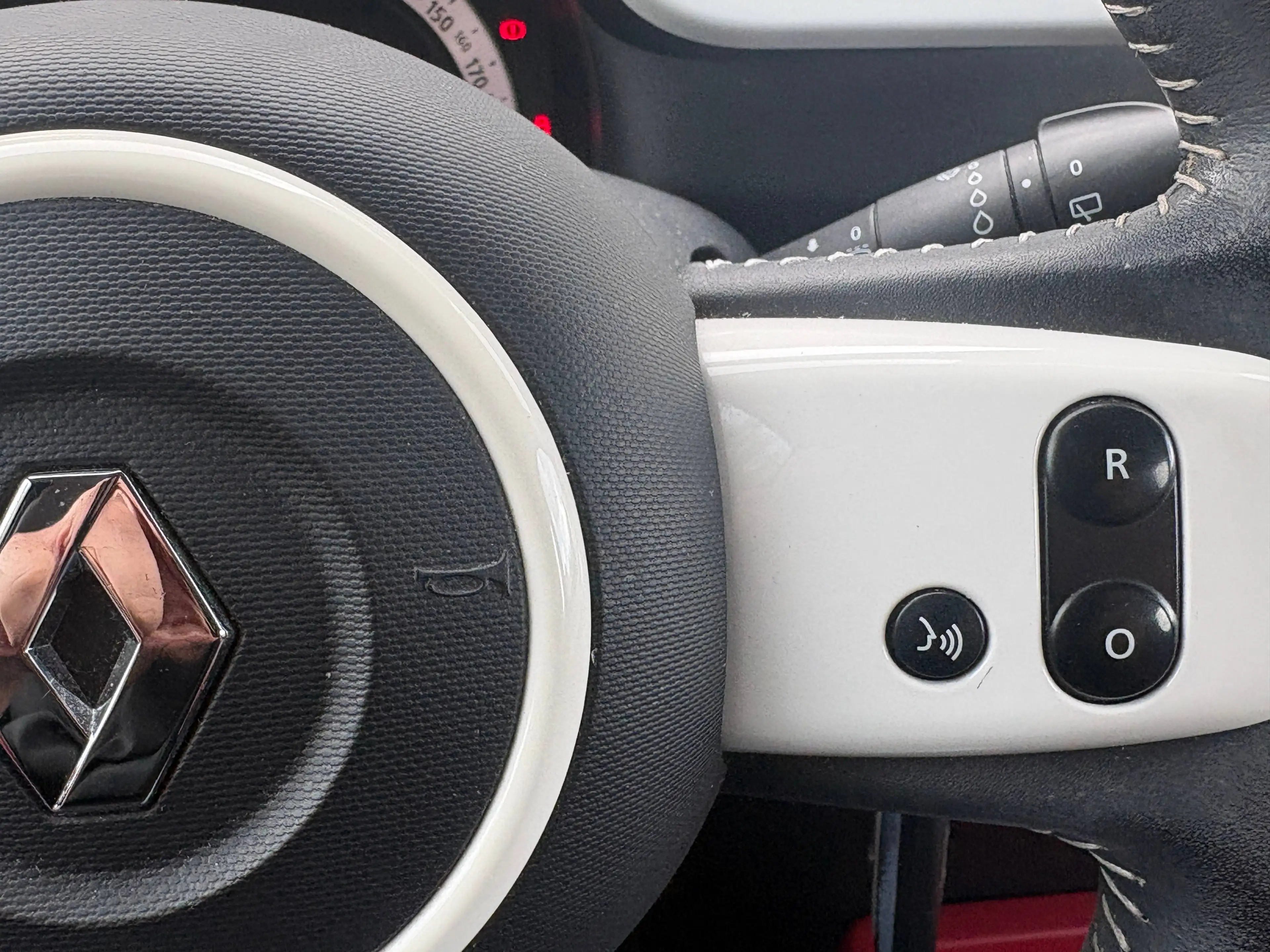 Renault Twingo Twingo 1.0i SCe La Parisienne S — photo 12