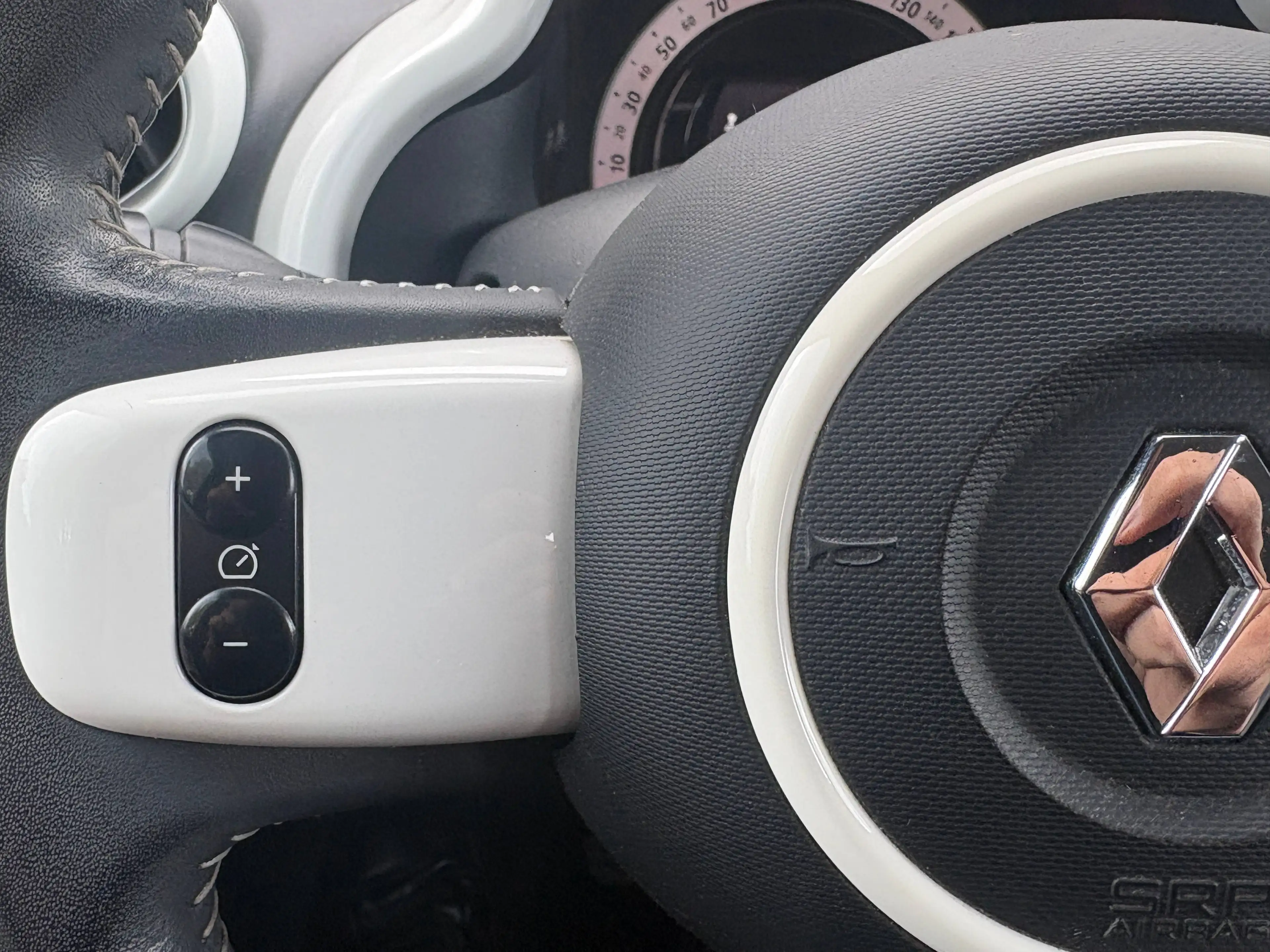 Renault Twingo Twingo 1.0i SCe La Parisienne S — photo 11