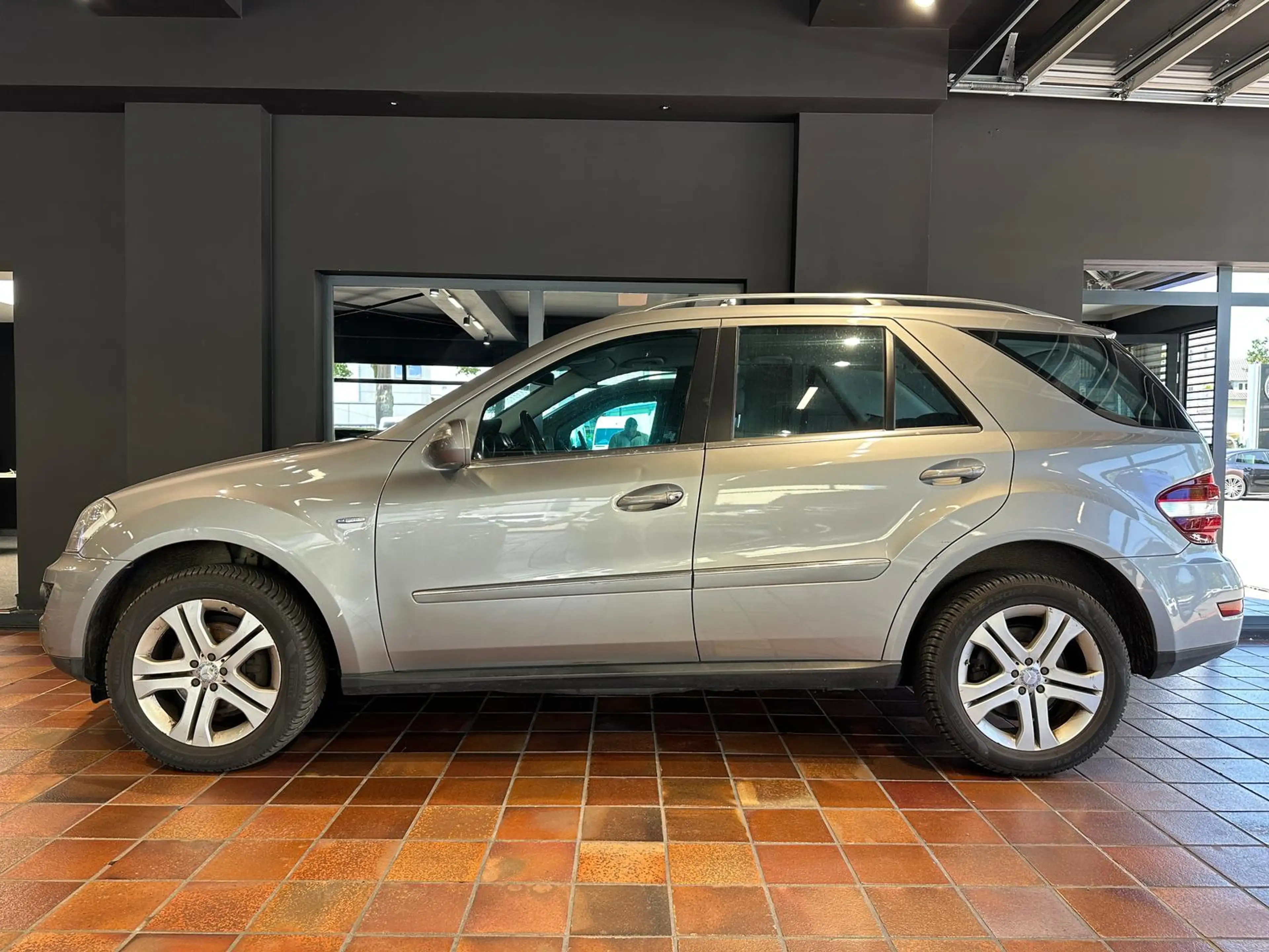 Mercedes-Benz ML 300 CDI 4M SPORTPAKET AHK-3,5T 1.HAND SCHECKHEFT — photo 2