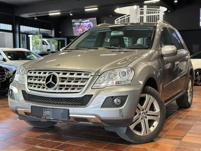 Mercedes-Benz ML 300 CDI 4M SPORTPAKET AHK-3,5T 1.HAND SCHECKHEFT