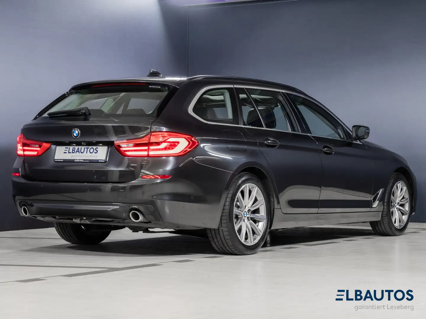 BMW 520 520d Touring LED/Panorama/ACC/AHK/Kamera/Head-Up Grijs - 2