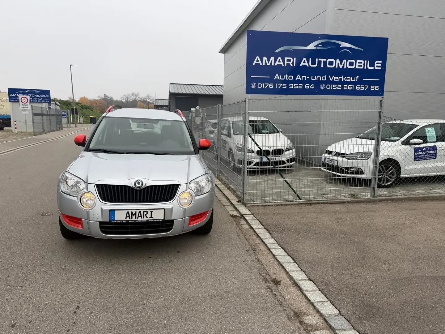 Skoda Yeti Easy*8Fach Bereift*AHK* Silber - 1