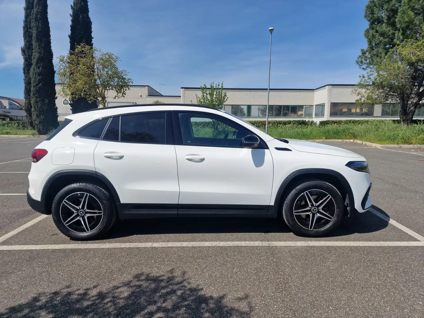 Mercedes-Benz EQA 250 AMG LINE Bílá - 2