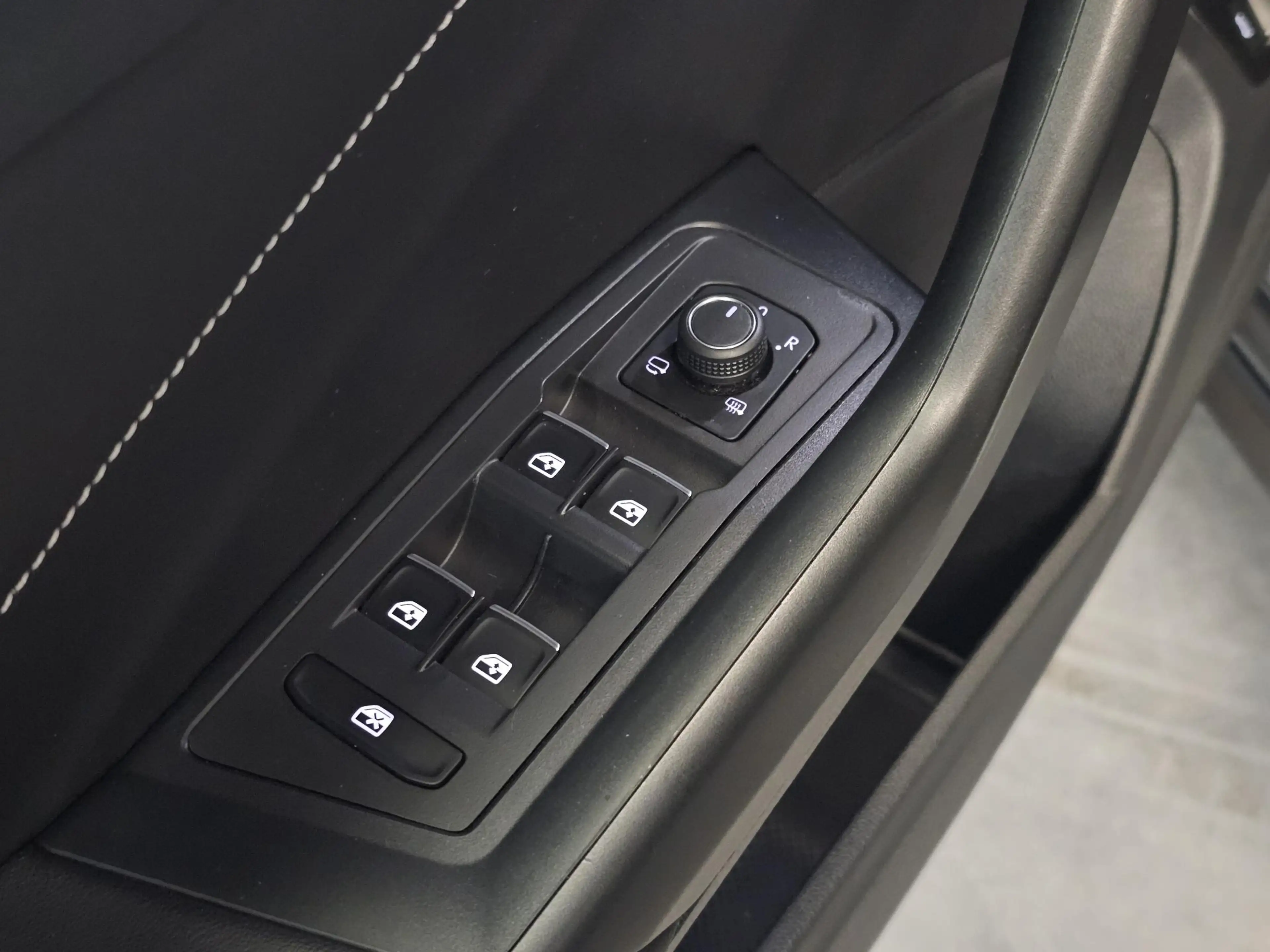 Volkswagen T-Roc 1.5 TSI R-Line Black Style | Stoelmassage | Adapti — photo 32
