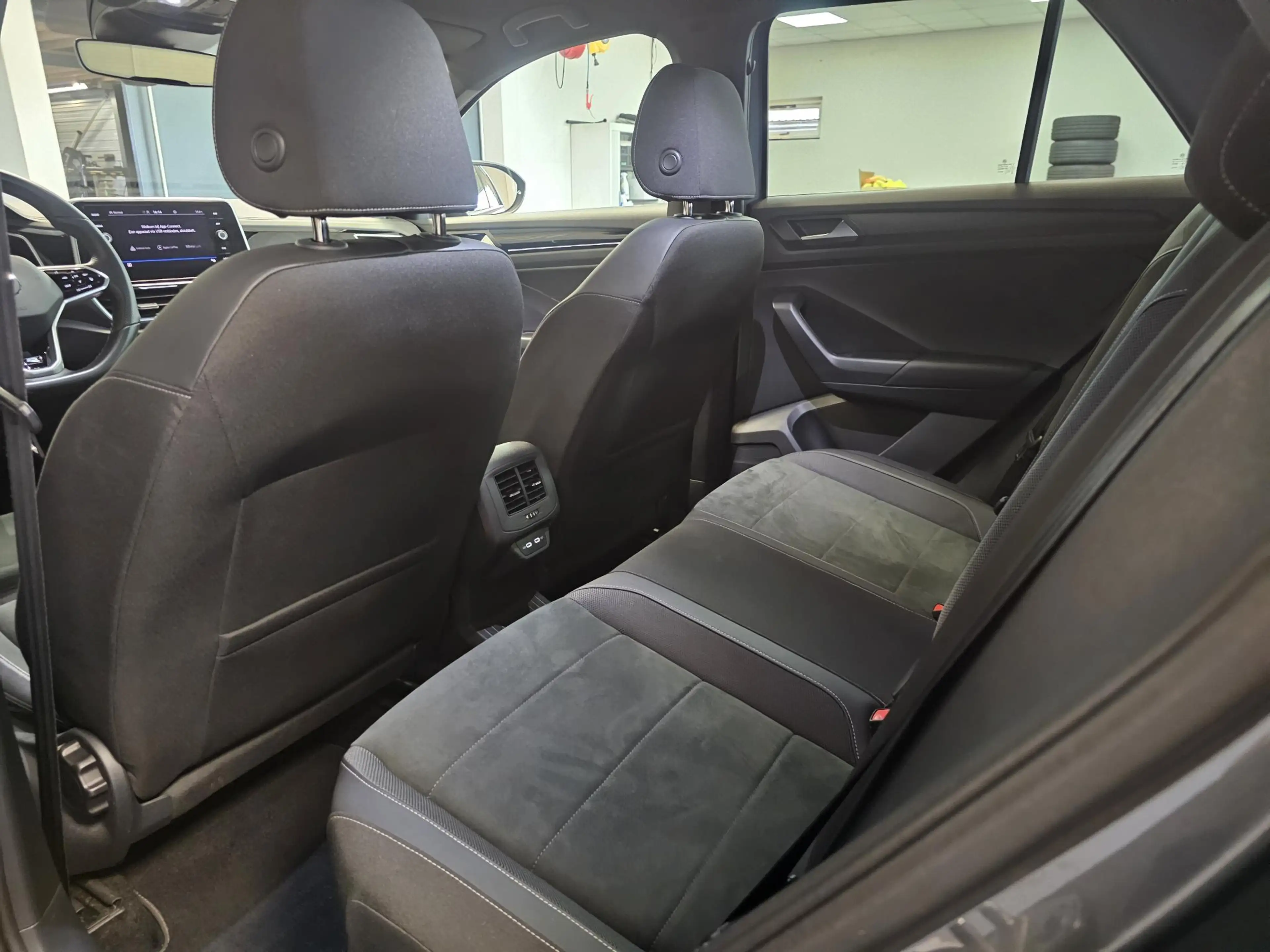 Volkswagen T-Roc 1.5 TSI R-Line Black Style | Stoelmassage | Adapti — photo 27