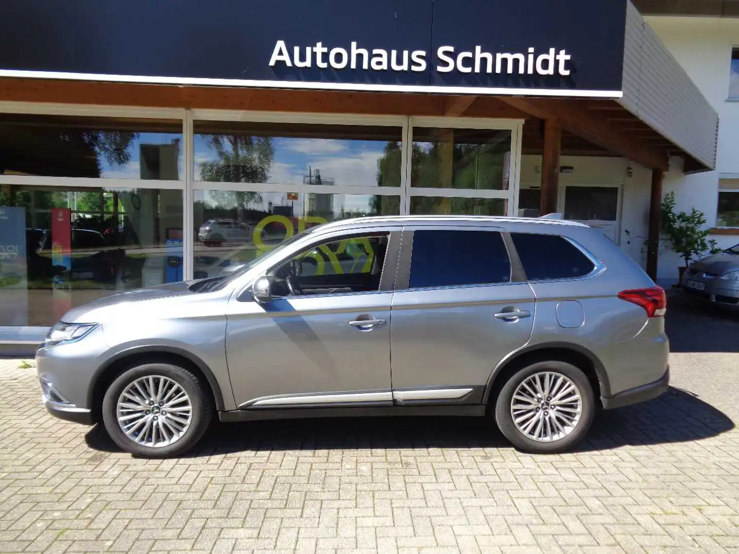 Mitsubishi Outlander TOP mit Fahrassistenz 2.2 DI-D 4WD AT Grau - 1