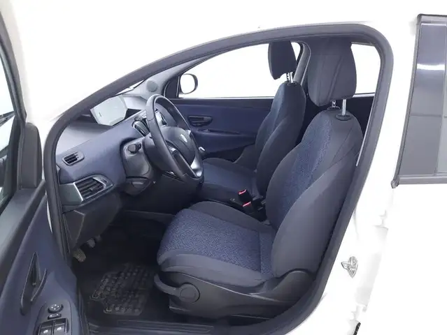 Lancia Ypsilon view 10