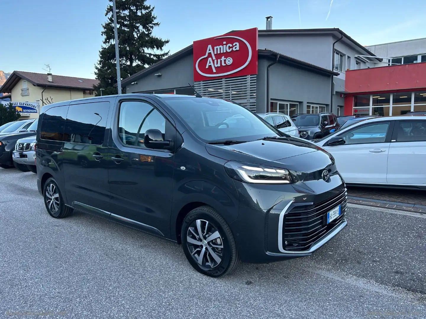Toyota Proace Verso 2.0D 144 CV L1 Med. D Exe. Gris - 2