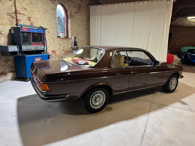 Mercedes-Benz 230 C /W123 / First paint & owner/new condition