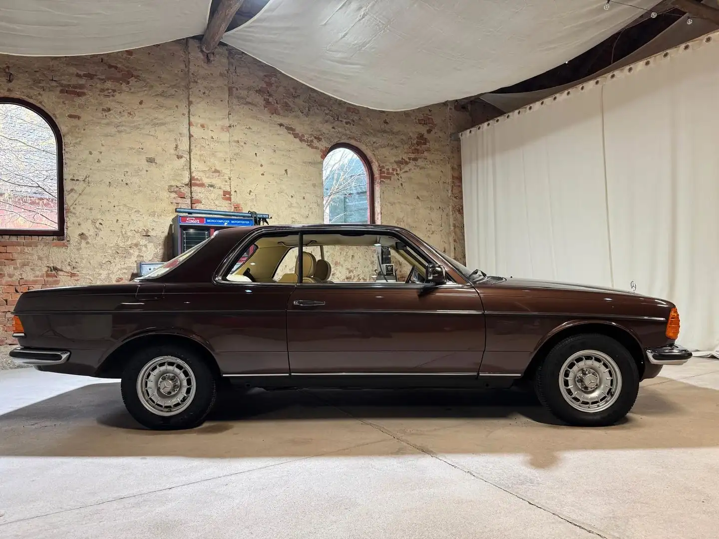 Mercedes-Benz 230 C /W123 / First paint & owner/new condition Brun - 2