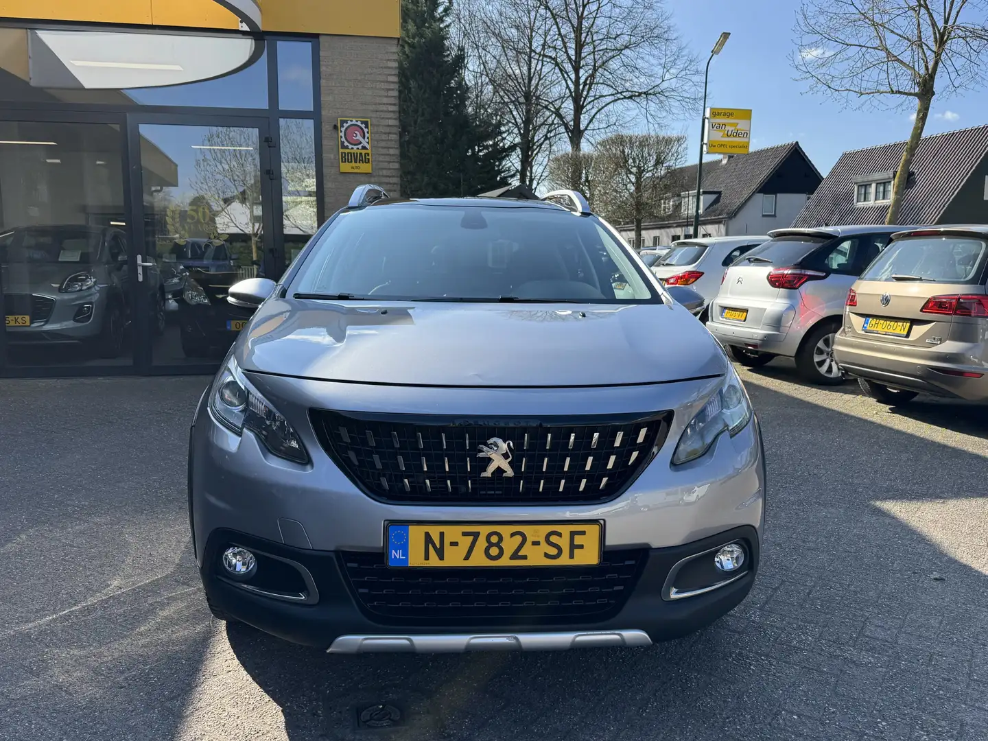 Peugeot 2008 1.2 PureTech Allure Navi Camera Panodak Carplay Gris - 2