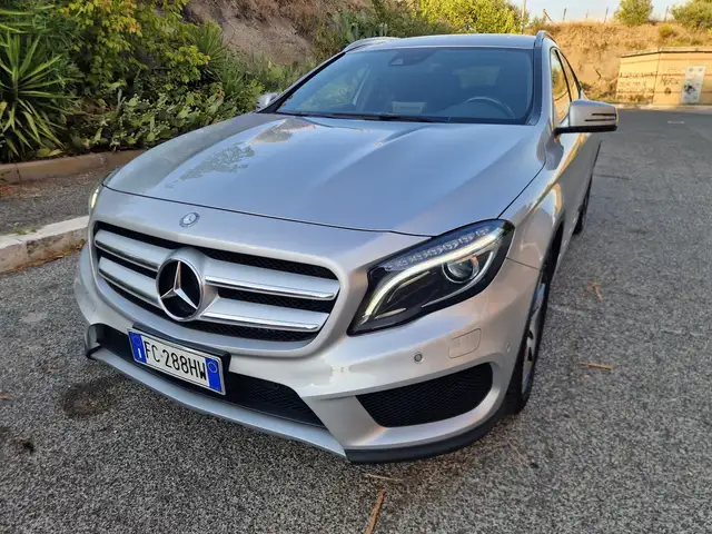 Mercedes-Benz GLA 220 GLA 220d Premium 4matic 177cv auto