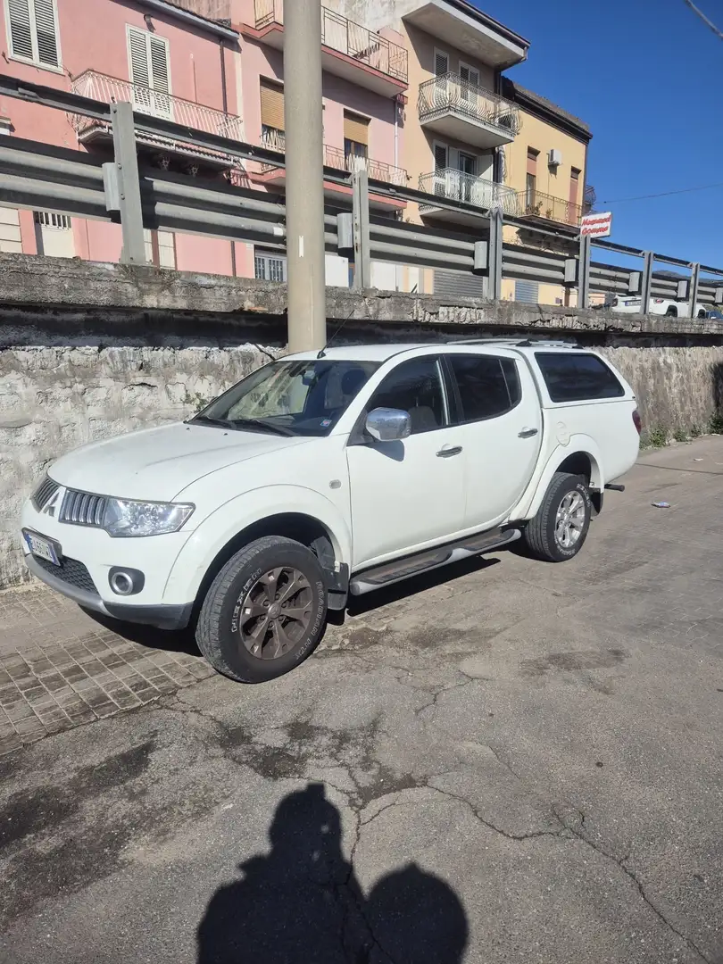 Mitsubishi L200 d.cab 2.5 di-d Intense Plus 178cv Bílá - 1