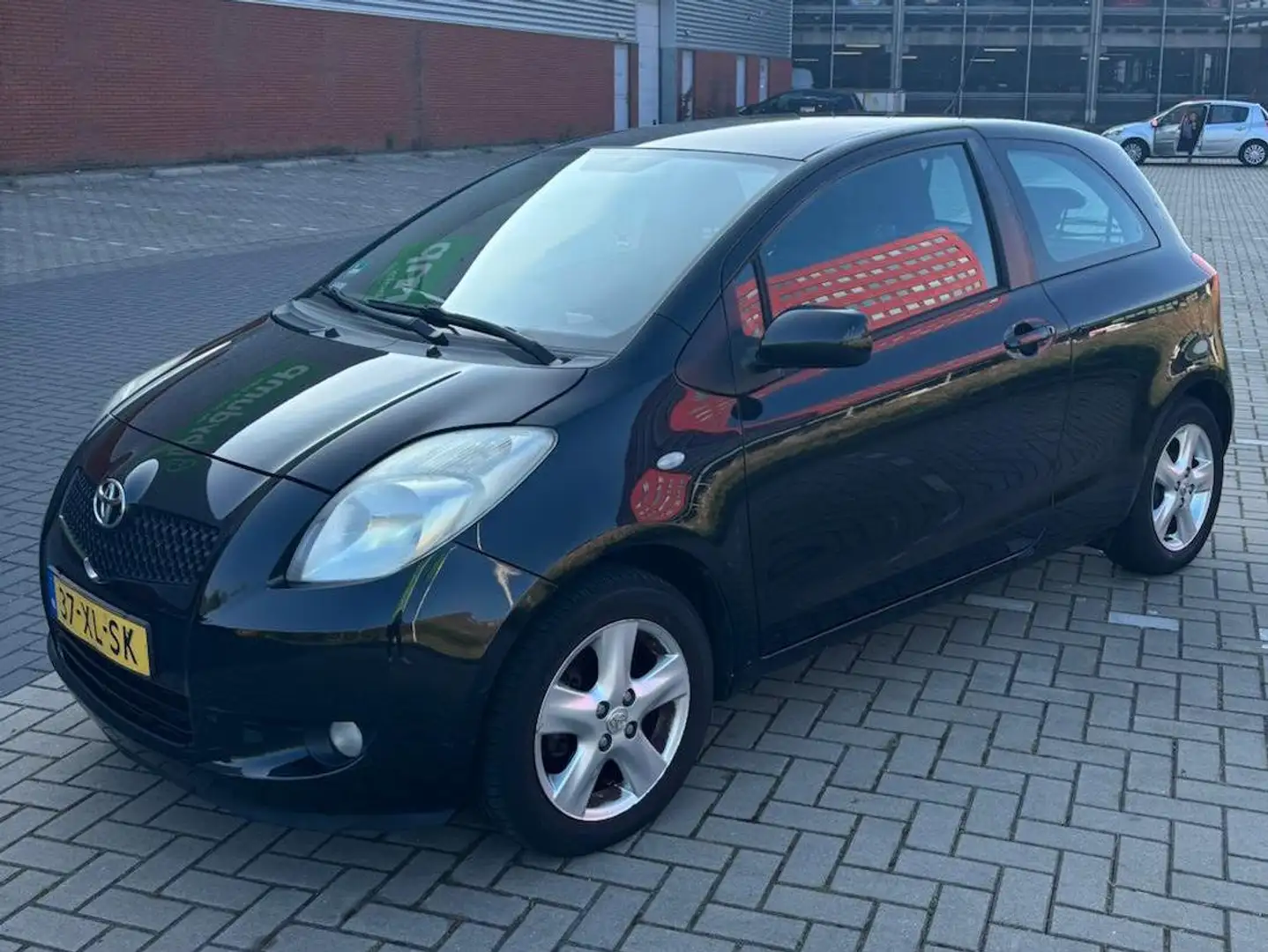 Toyota Yaris Yaris 1.3 VVTi Luna Zwart - 1