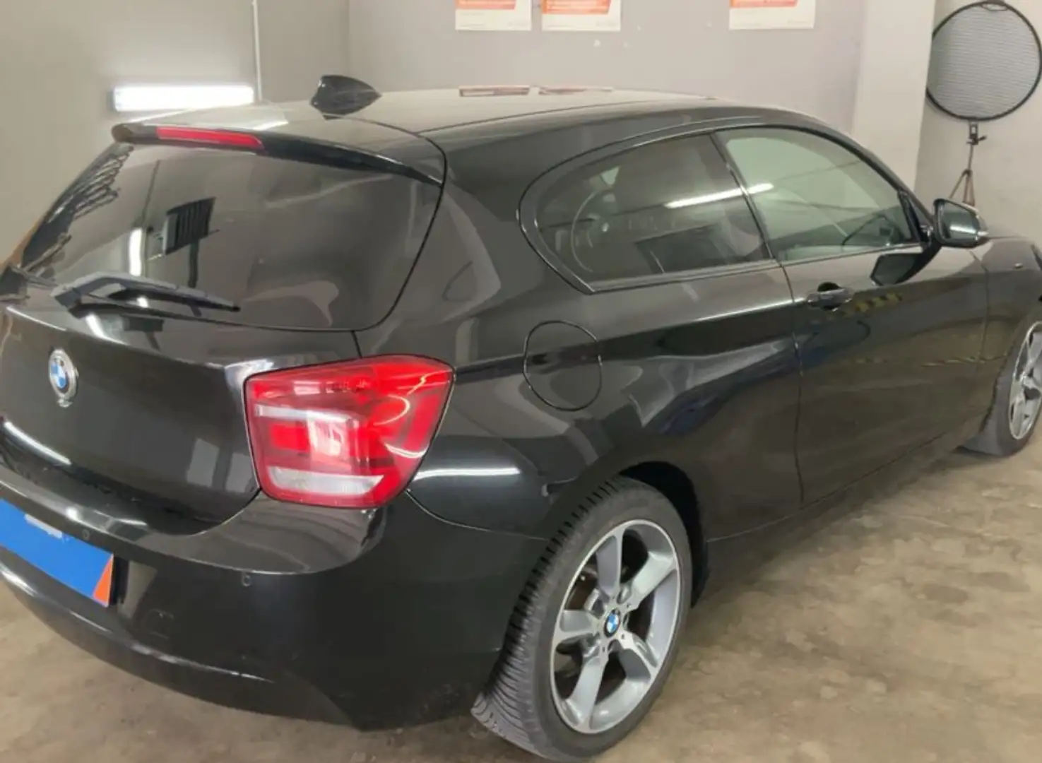 BMW 114 114i Essential Edition Negro - 2