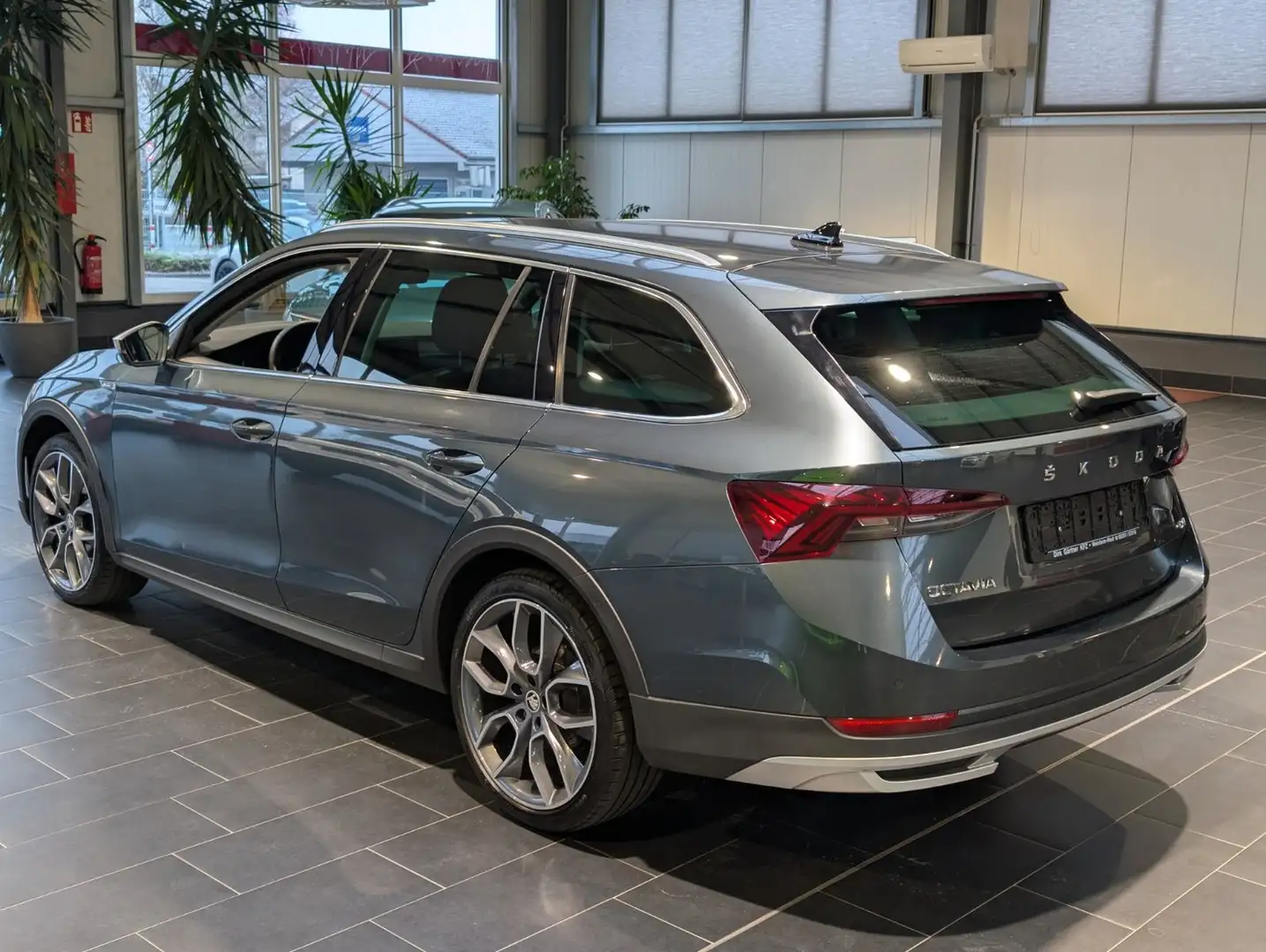 Skoda Octavia Combi 2.0 TDI DSG 4x4 Scout AHK 1.Hand Grau - 2