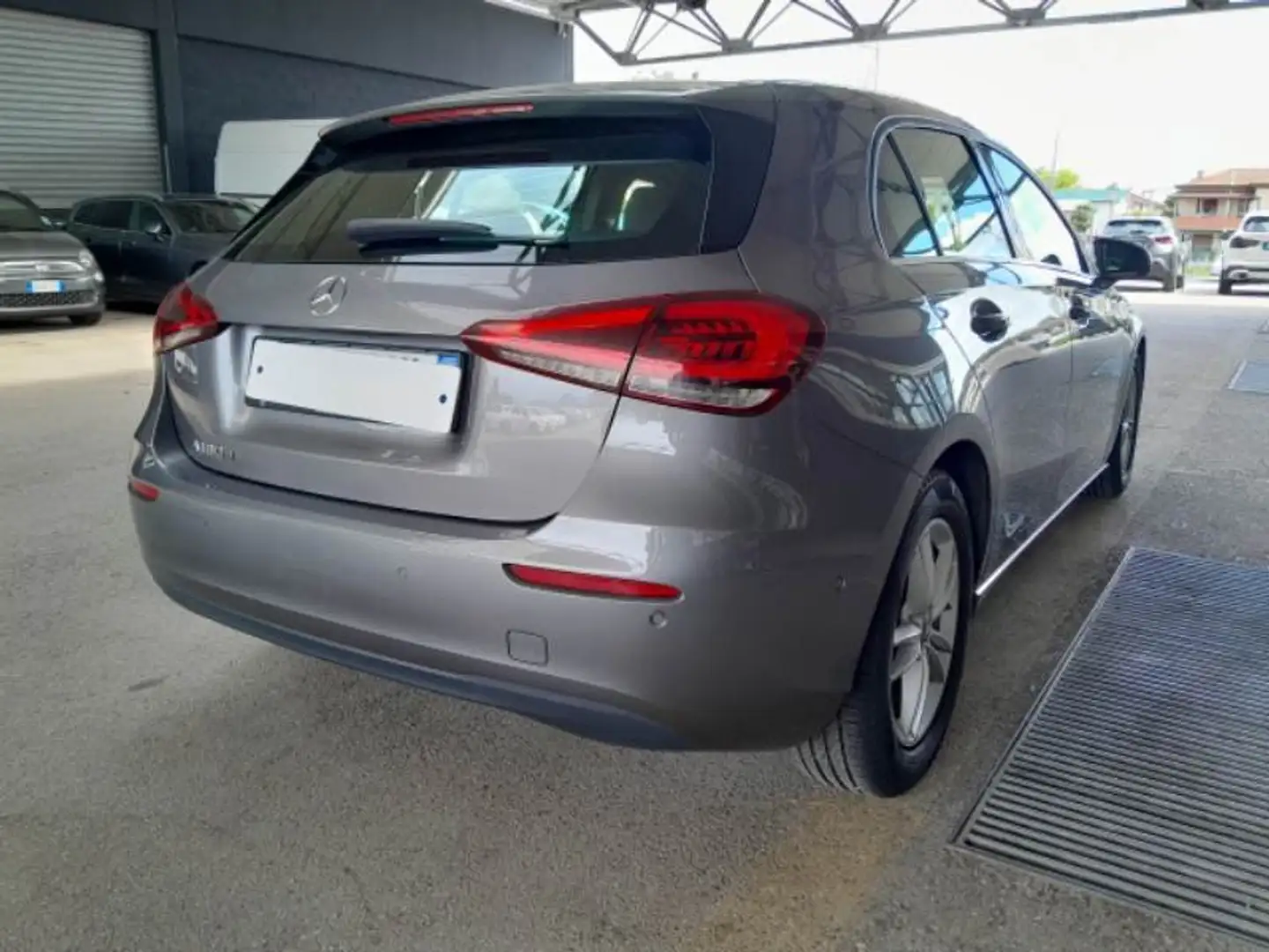 Mercedes-Benz A 180 A 180 d Business Extra autom. Grigio - 2