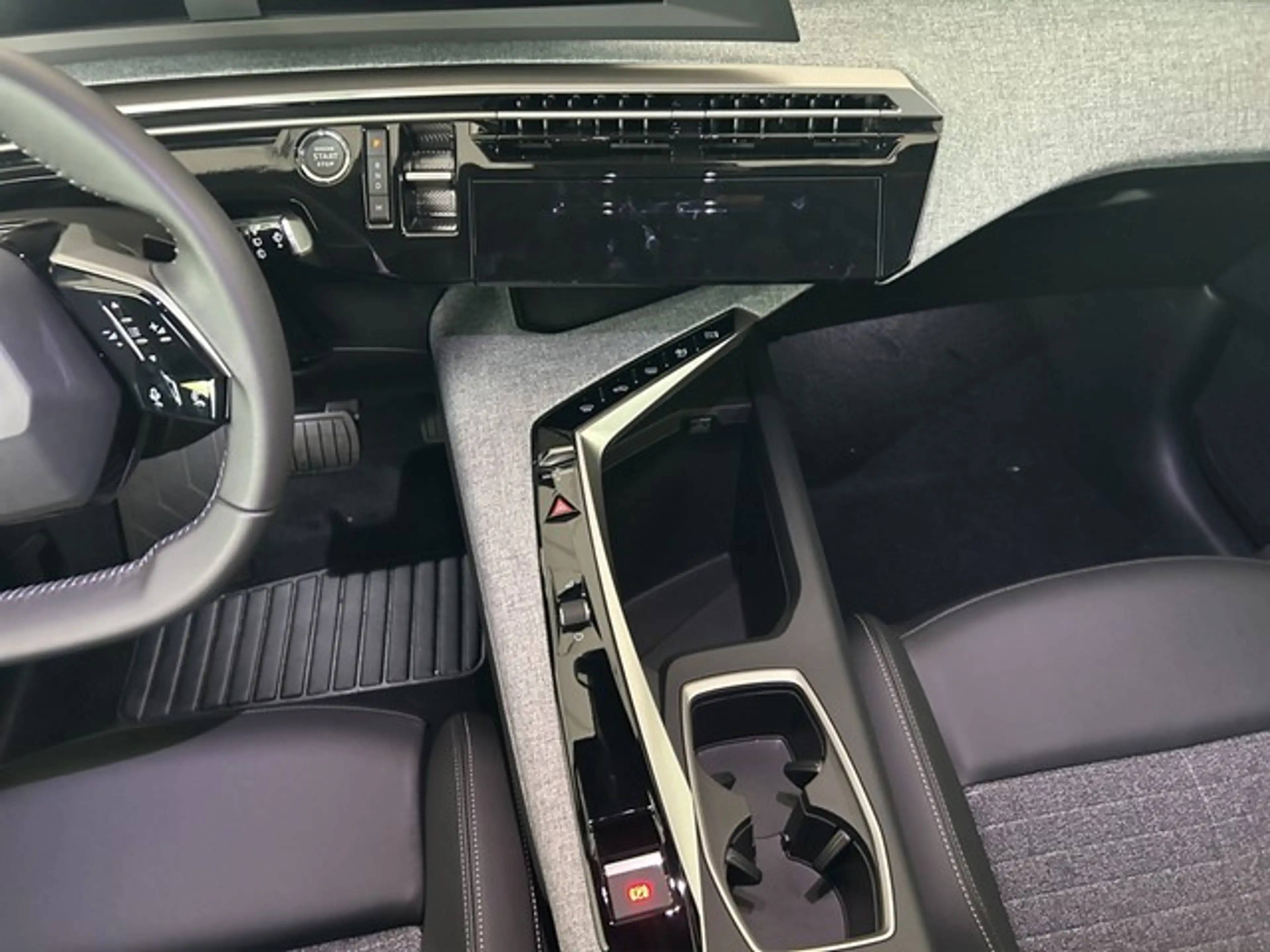 Peugeot 5008 GT HYBRID 136 E-DSC6 — photo 11