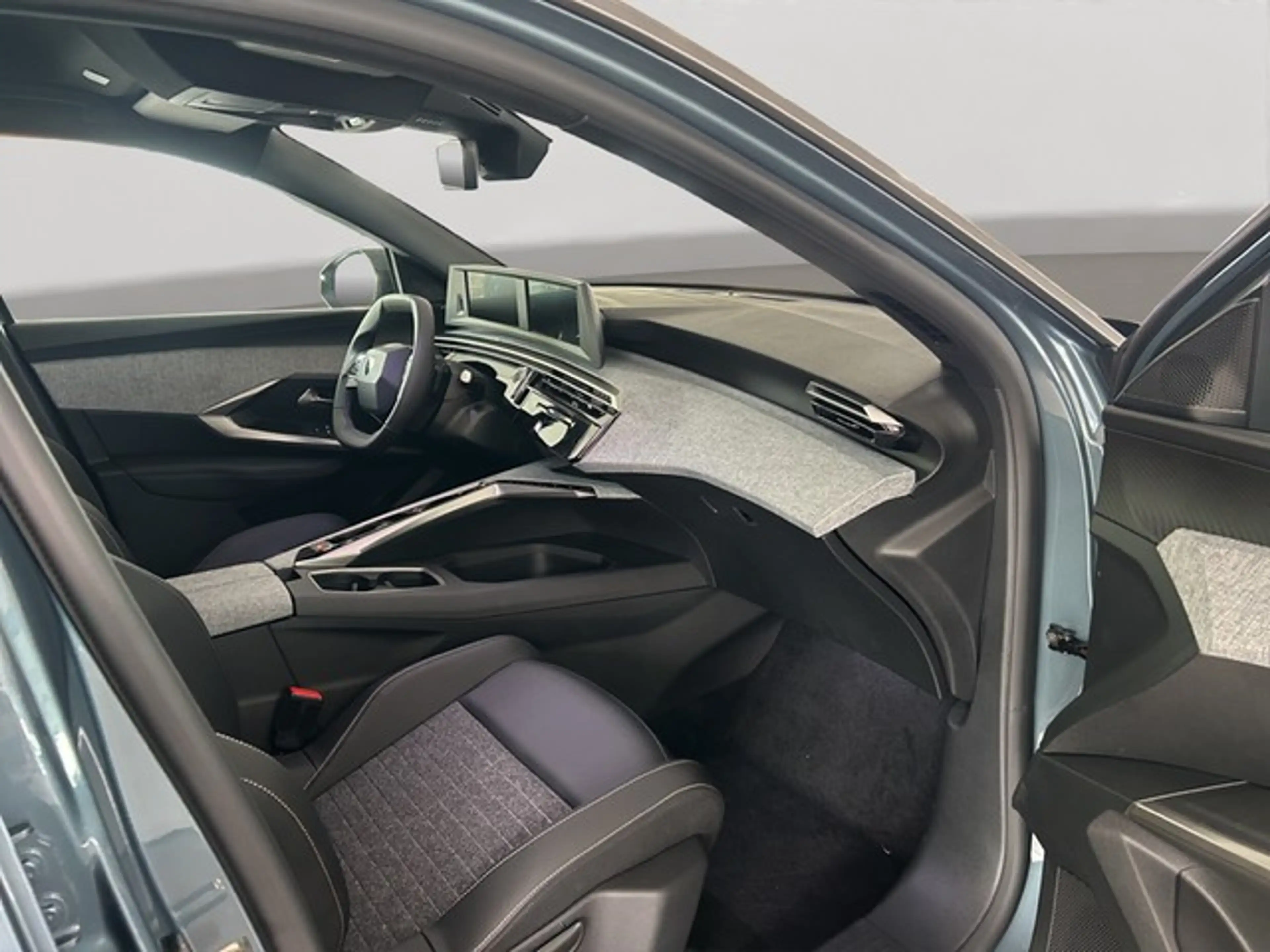 Peugeot 5008 GT HYBRID 136 E-DSC6 — photo 9