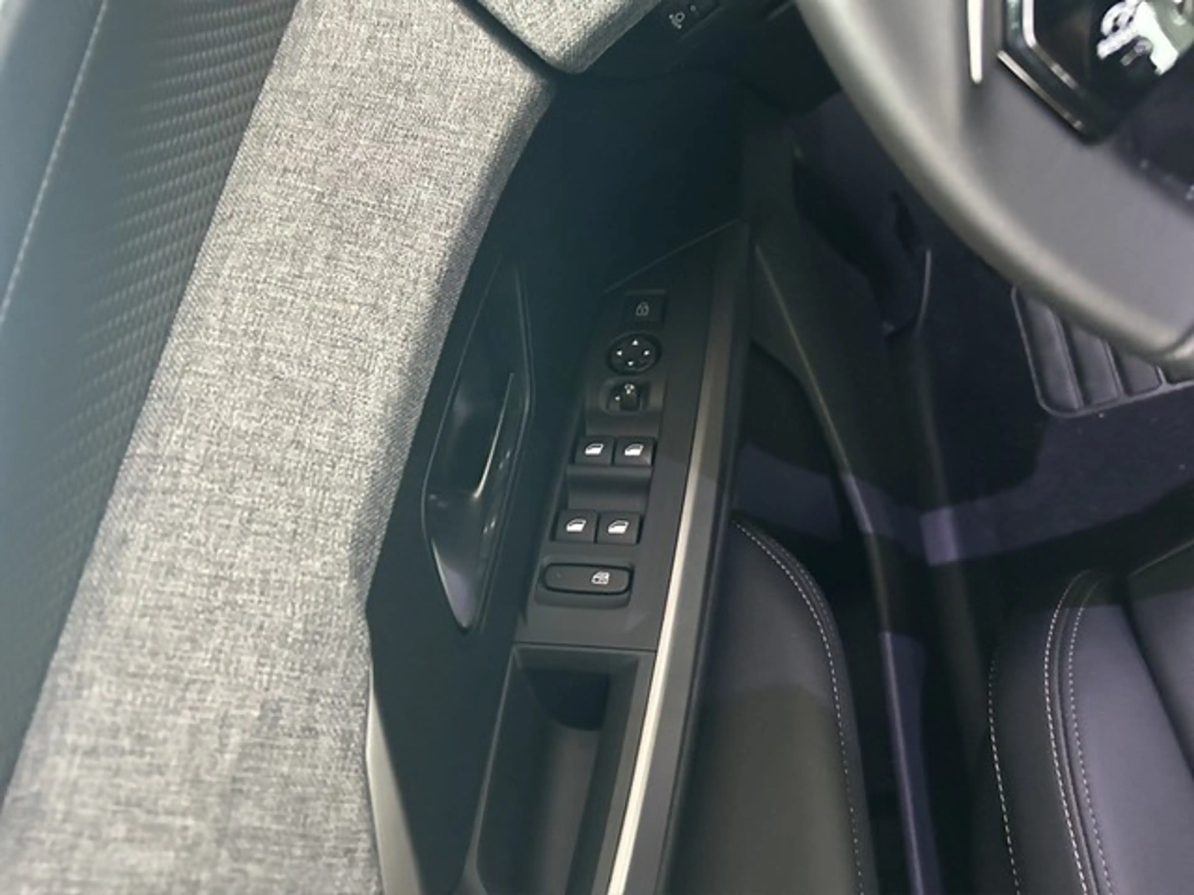 Peugeot 5008 GT HYBRID 136 E-DSC6 — photo 14