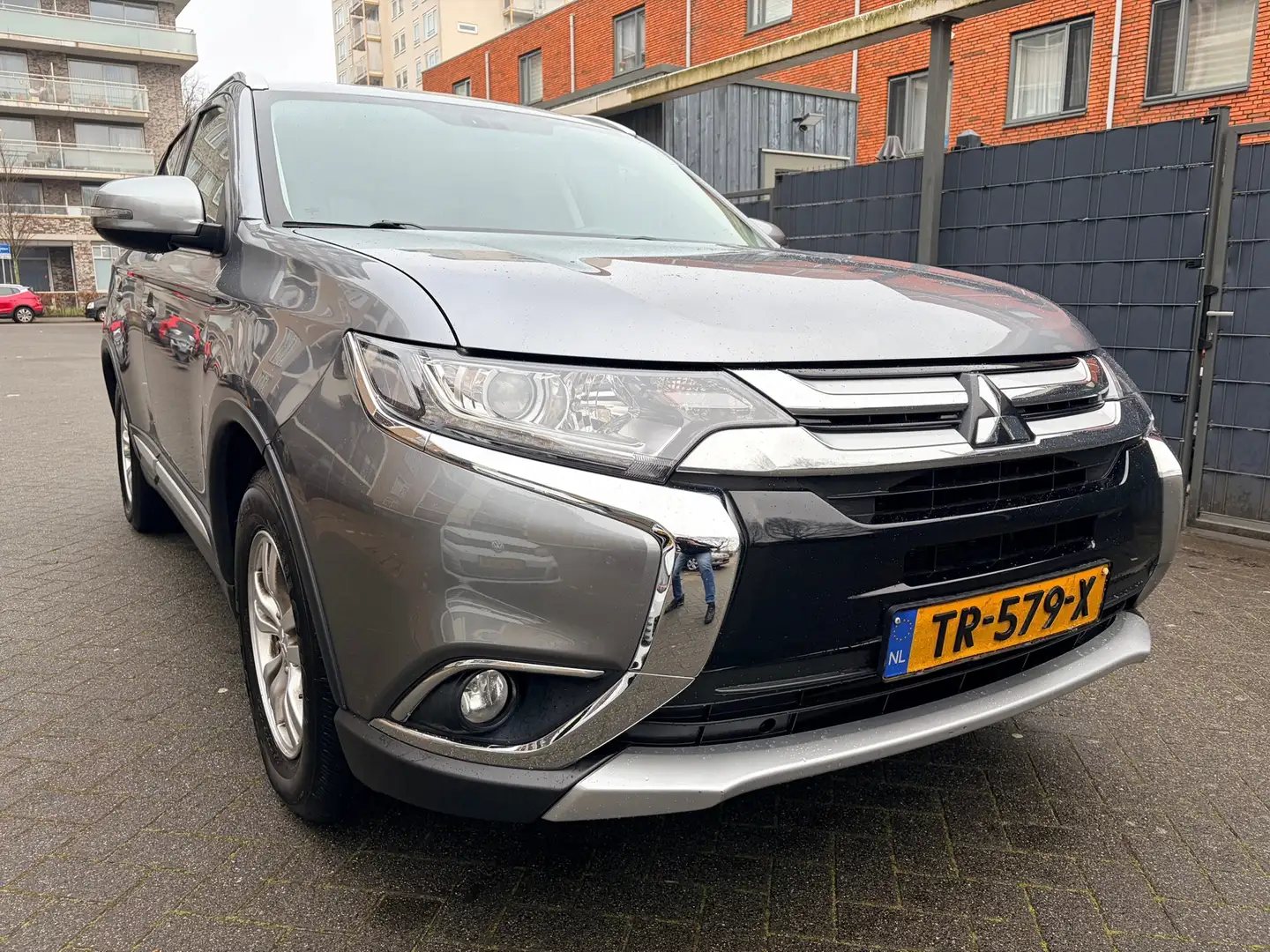 Mitsubishi Outlander 2.0 Business Edition Grau - 2