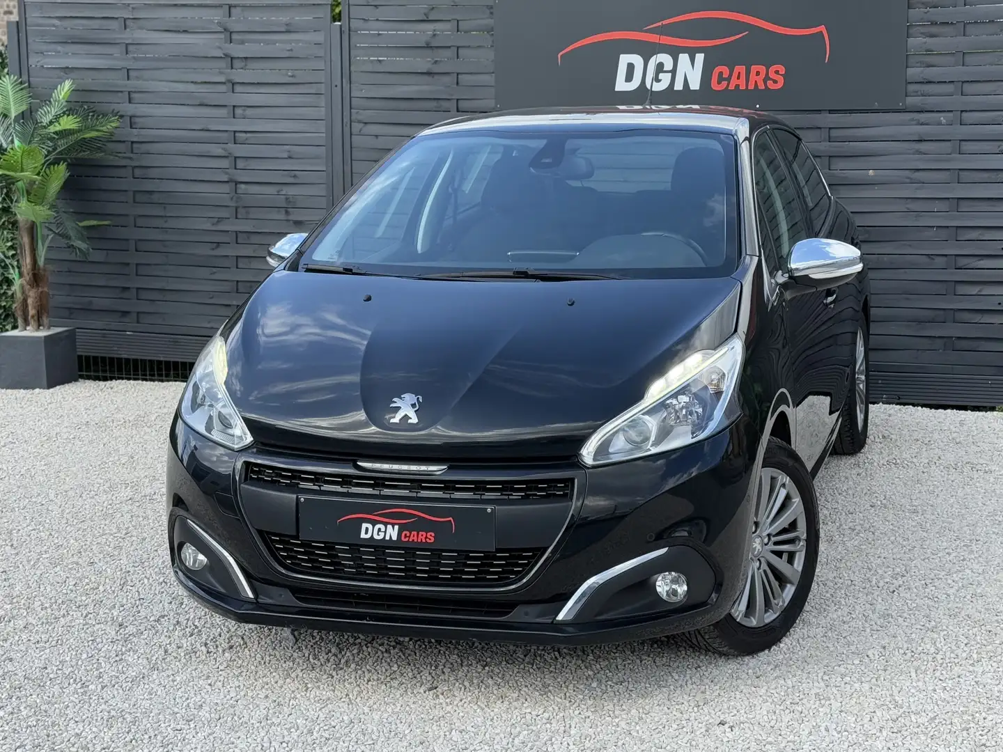 Peugeot 208 1.6 BlueHDi Allure Schwarz - 1