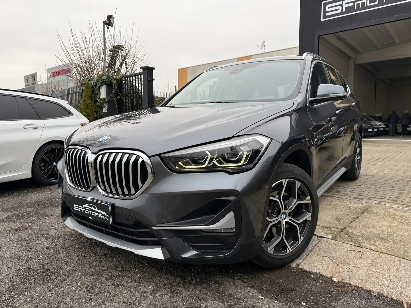 BMW X1 sDrive18d Msport Xline Grau - 2