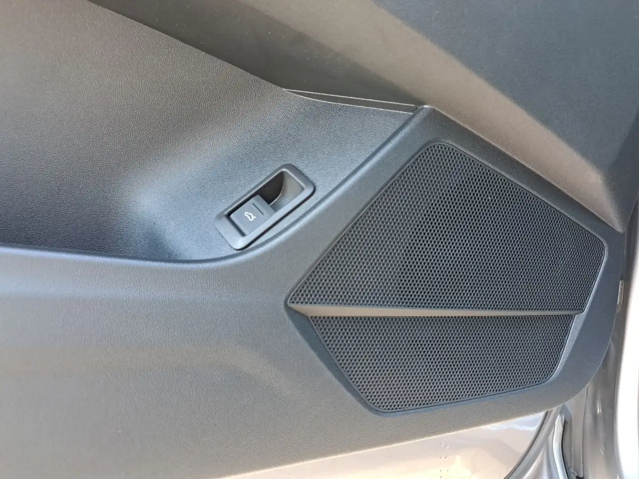 Audi Q4 40 WÄRMEPU NAV LED 19" PDC SHZ, миниатюра 28