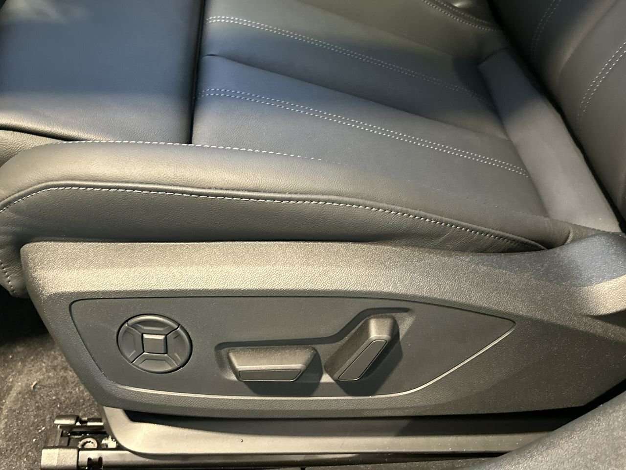 2025 Audi A5 Technik | Passenger display | Acoustic glass | Htd thumb 20
