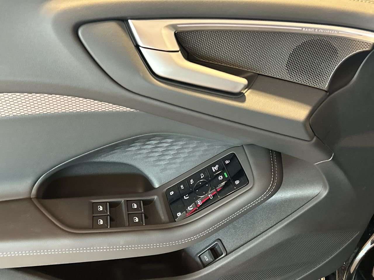 2025 Audi A5 Technik | Passenger display | Acoustic glass | Htd thumb 21