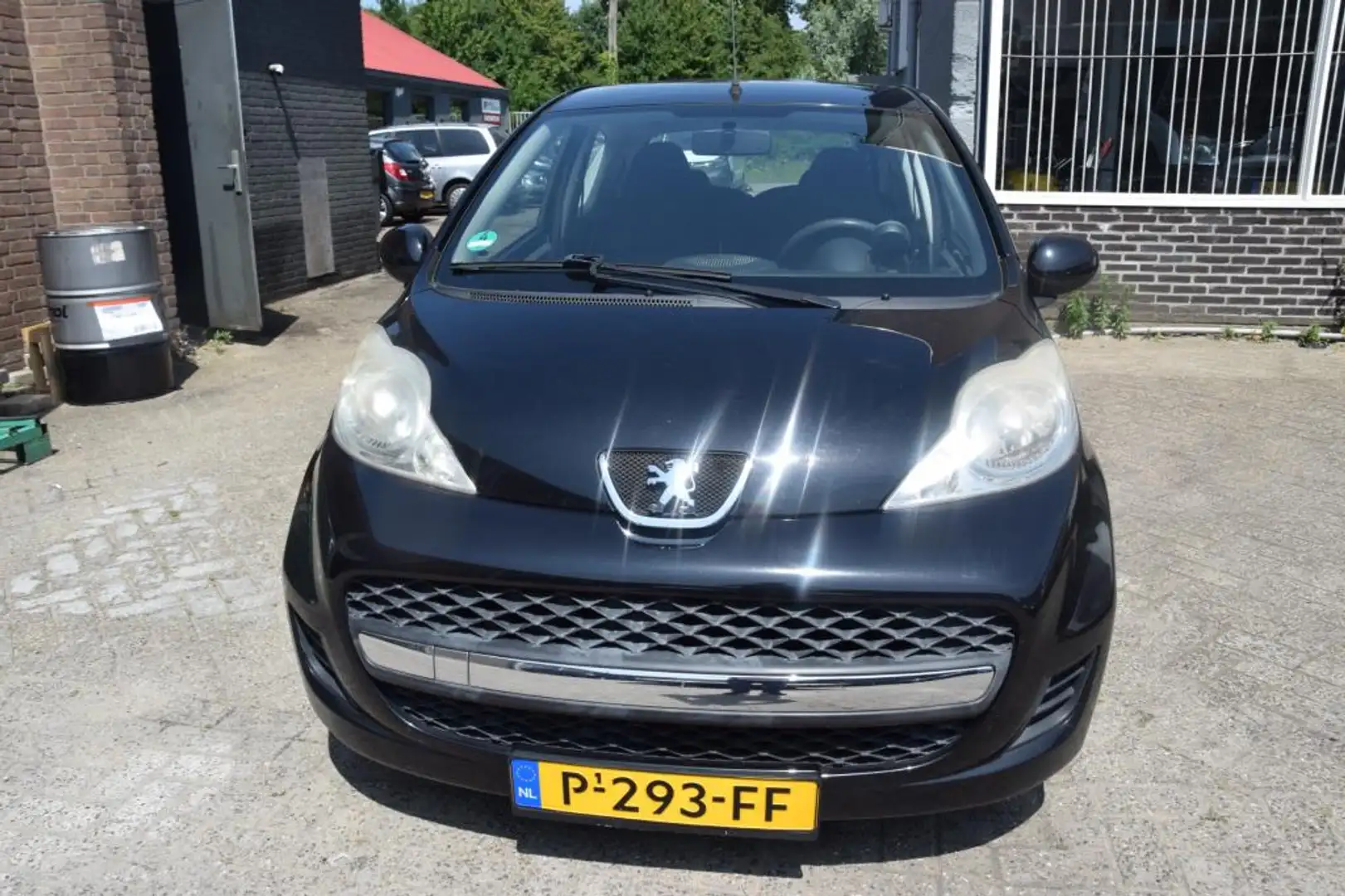 Peugeot 107 1.0-12V XR,airco,elec.pakket,lage km stand. Zwart - 2