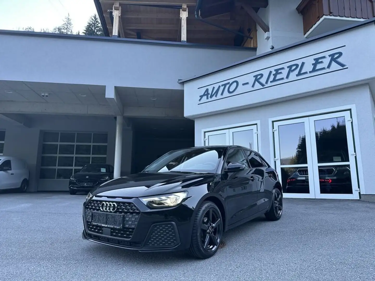 Audi A1 SB 25 TFSI intense Schwarz - 1