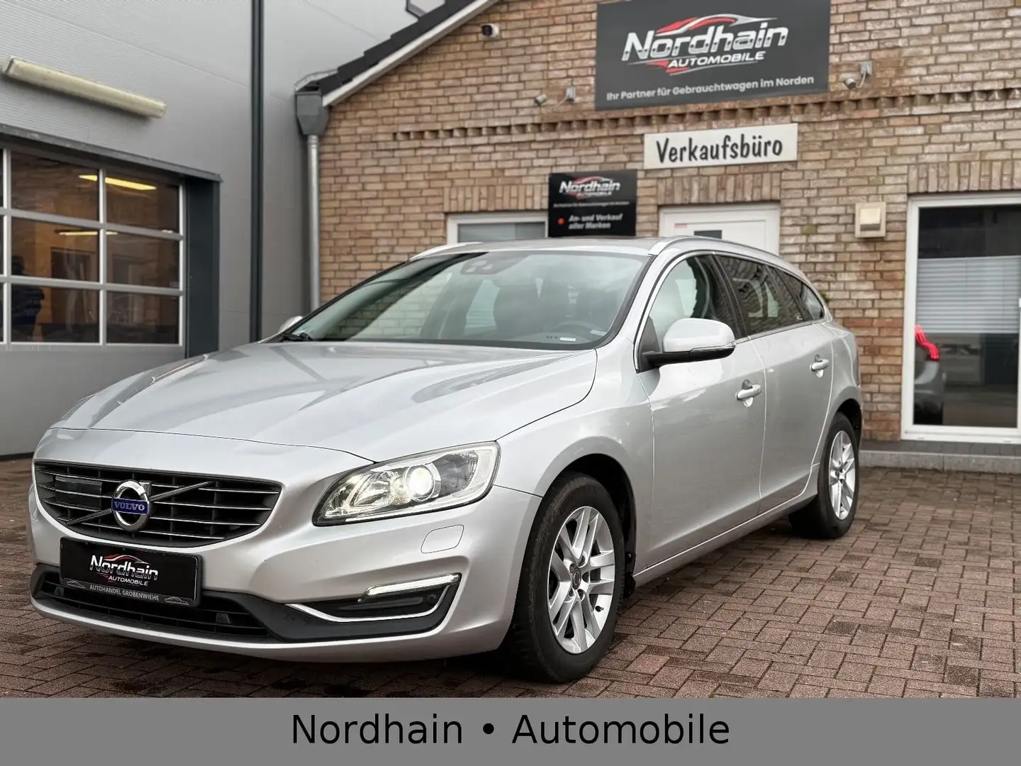Volvo V60 Kombi Summum*ACC*SHZ*LED*NAVI*LEDER*Memory) Argent - 1