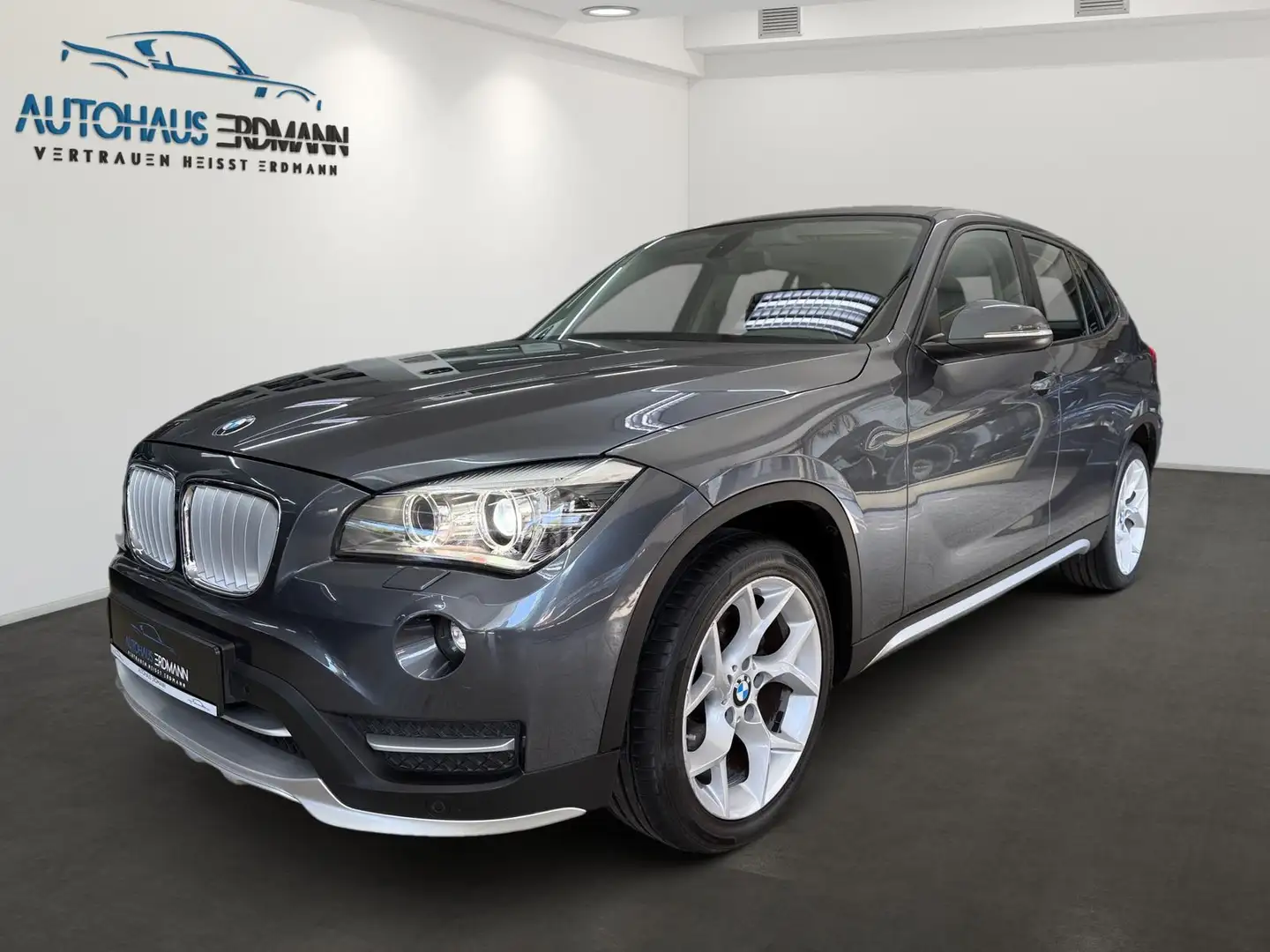 BMW X1 28 i xDrive*Autom*Bi-Xenon*Nav*PDC*1.Hand*18" Grau - 1