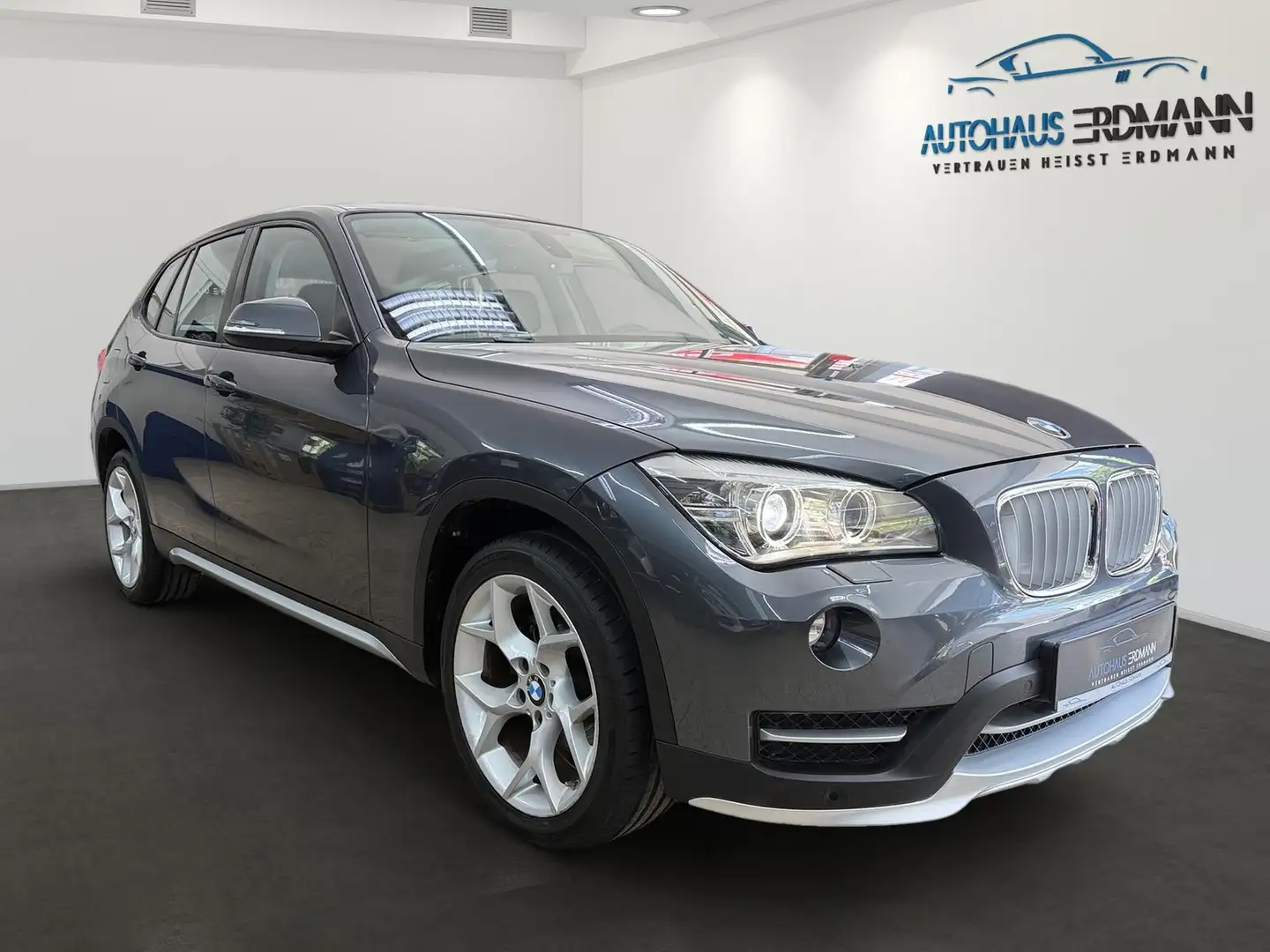 BMW X1 28 i xDrive*Autom*Bi-Xenon*Nav*PDC*1.Hand*18" Grau - 2